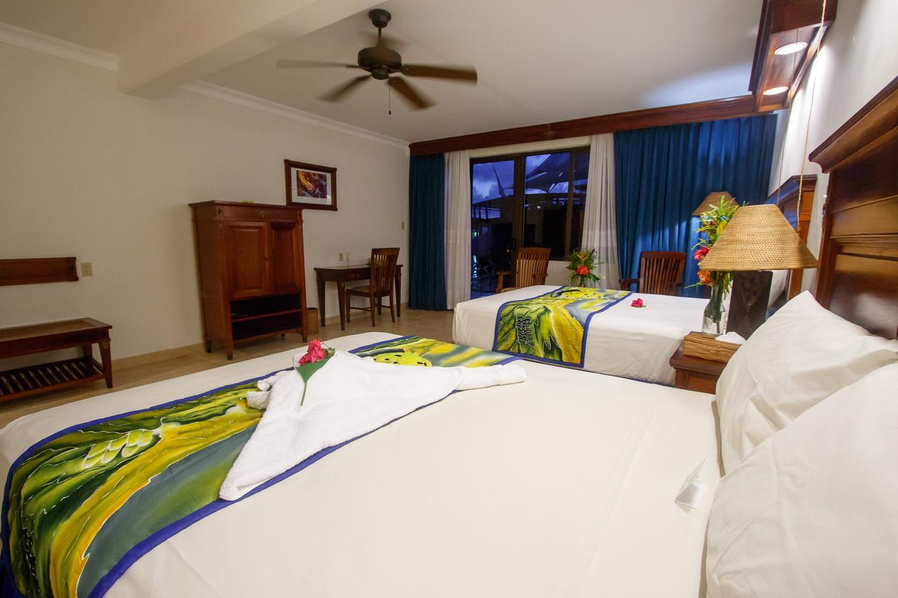 Manta Ray Bay Resort Colonia Eksteriør billede