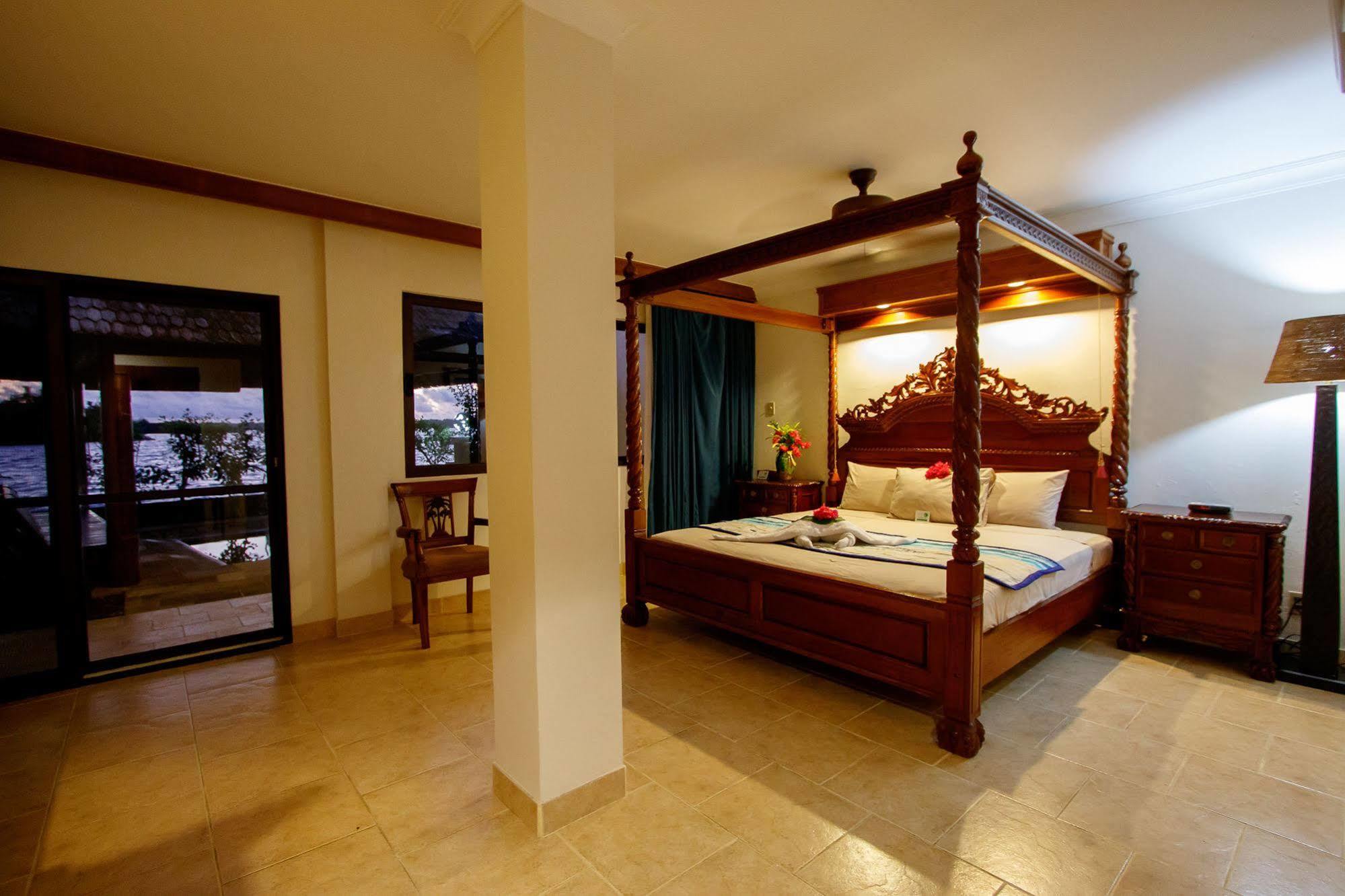 Manta Ray Bay Resort Colonia Eksteriør billede