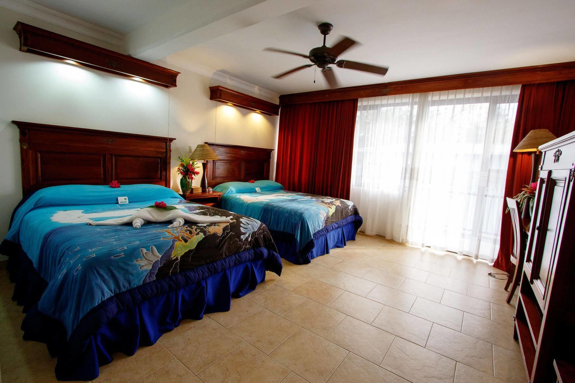 Manta Ray Bay Resort Colonia Eksteriør billede