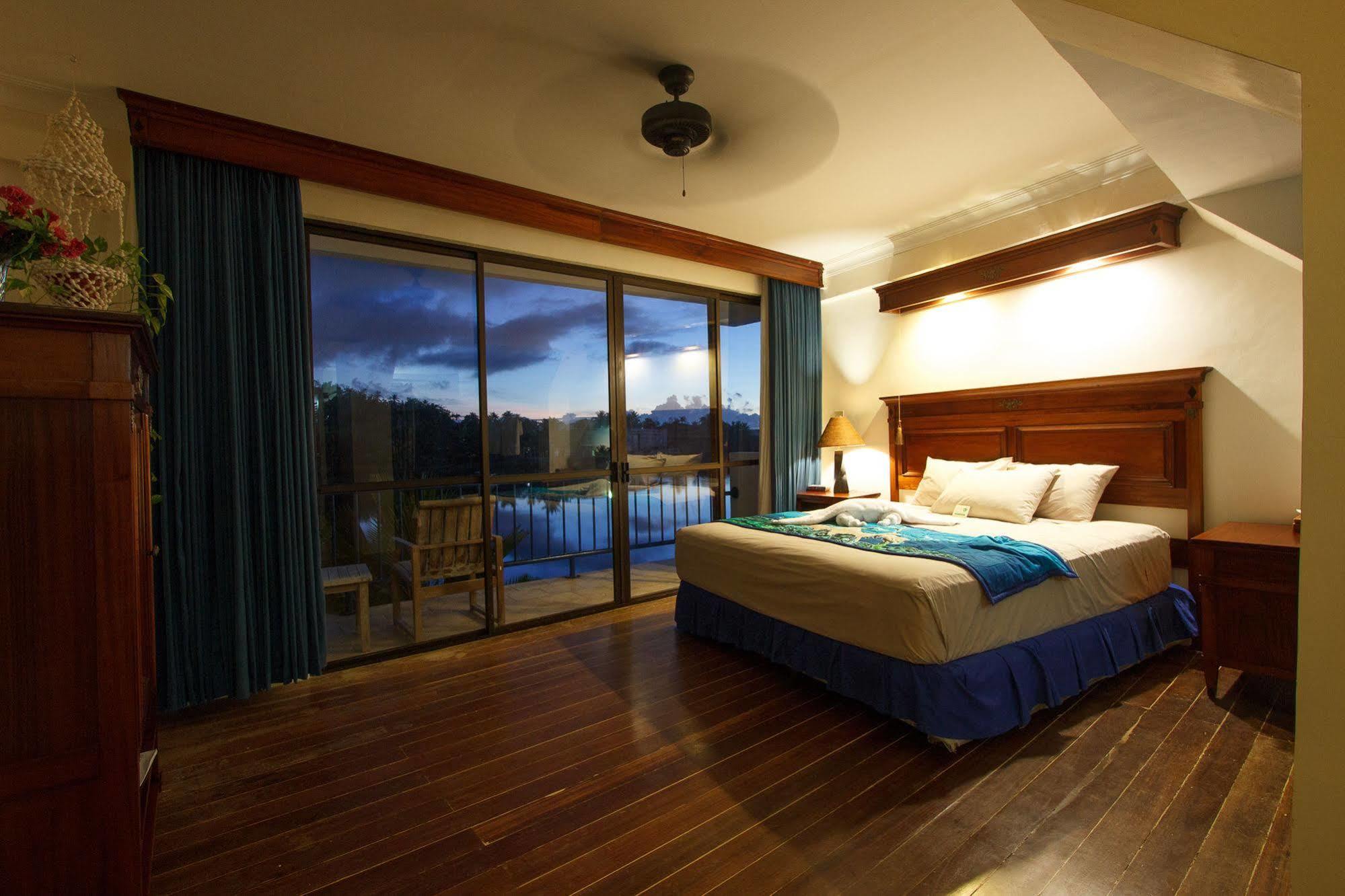 Manta Ray Bay Resort Colonia Eksteriør billede