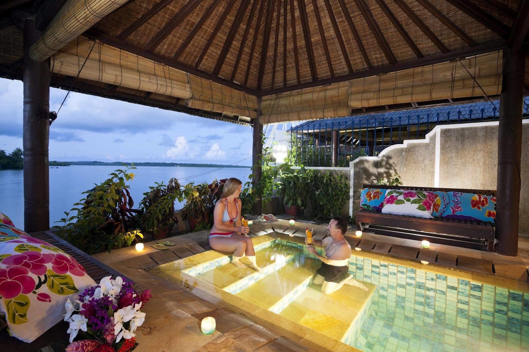 Manta Ray Bay Resort Colonia Eksteriør billede