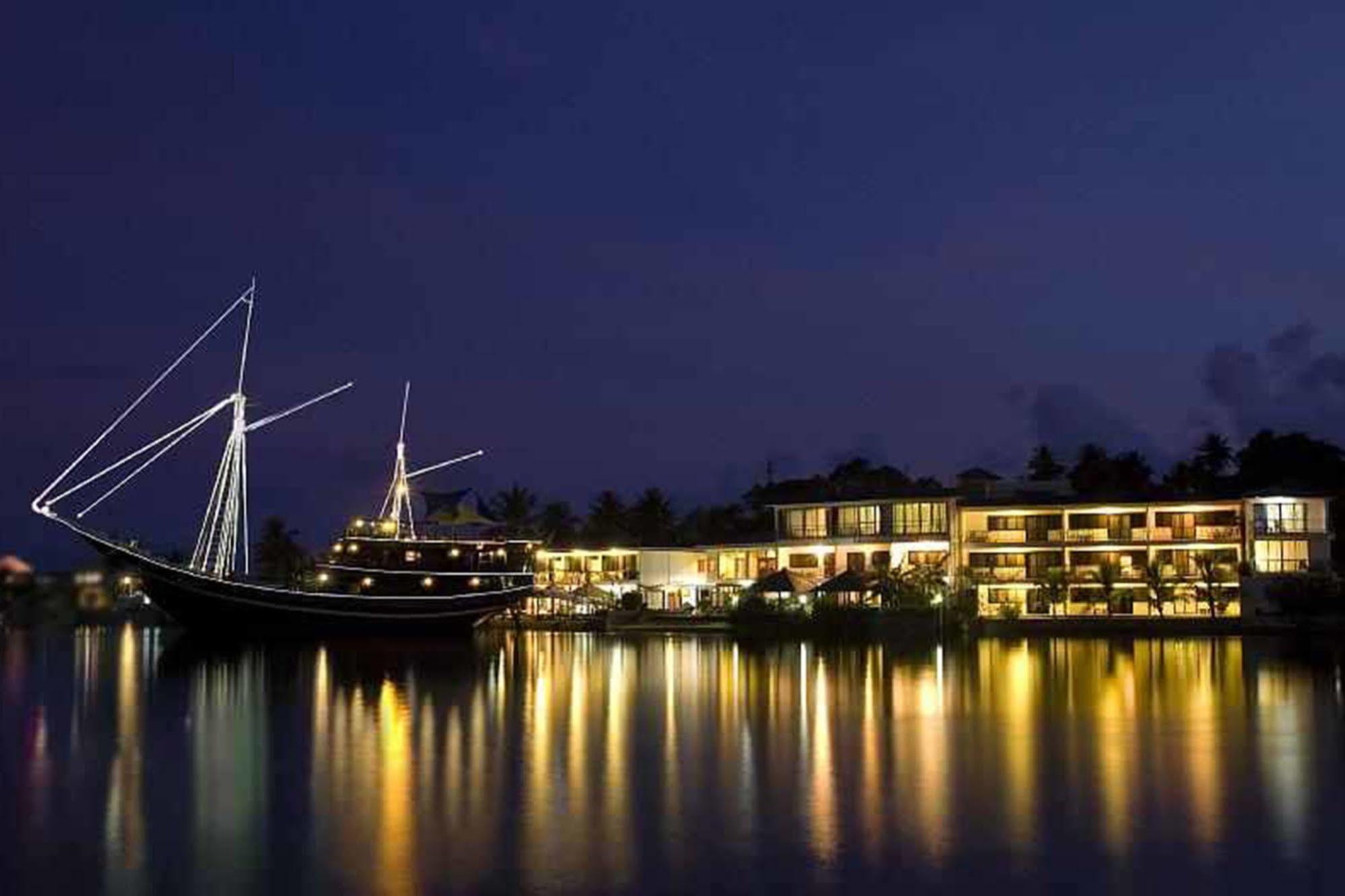 Manta Ray Bay Resort Colonia Eksteriør billede