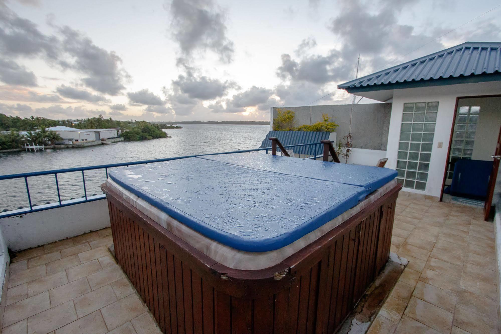 Manta Ray Bay Resort Colonia Eksteriør billede